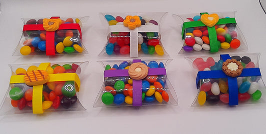 Biscuit charm with clear pillow shaped box filled with lollies